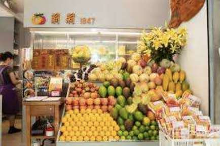 toko buah Lily Fruit di Tainan yang sangat disukai oleh wisatawan (foto: Lee Wen-hsiung)