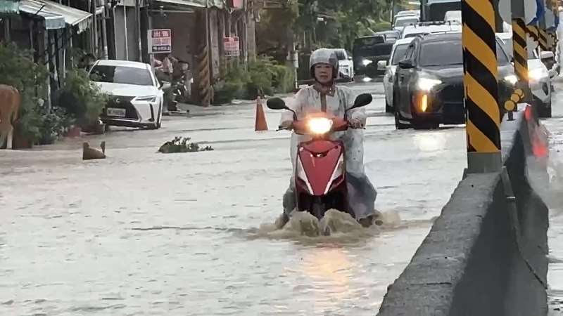 banjir di distrik Cishan, Kaohsiung (foto:CNA)