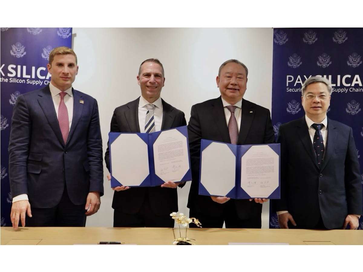 Taiwan-AS menandatangani "Deklarasi Era Silikon dan Pernyataan Bersama tentang Kerja Sama Ekonomi dan Keamanan Taiwan-AS" , Menko Kung Ming-hsin (kanan1) bersama Wamenlu AS Urusan Ekonomi, Jacob Helberg (foto: MOFA)