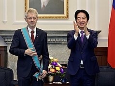 residen Lai Ching-te (kanan) memberikan penghargaan Order of Propitious Clouds kepada Presiden Senat Republik Ceko, Miloš Vystrčil (kiri) pada tanggal 2 Juni 2026. (Foto: CNA)