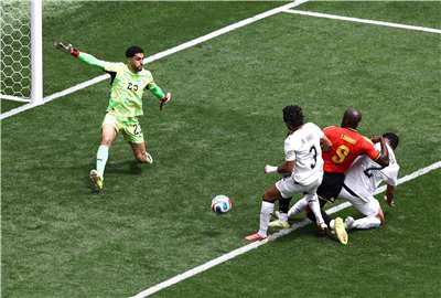 timnas Mesir, Mohamed Hany  (no.3) melakukan kesalahan fatal, gol bunuh diri, membantu lawan mencetak 1 poin, pertandingan berakhir 1-1. (foto: Reuters)