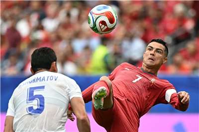Mega bintang Cristiano Ronaldo (merah 7) menunjukkan keunggulannya, dalam pertandingan Piala Dunia Grup K, Portugal menaklukkan Uzbekistan 5-0.