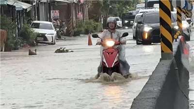 banjir di distrik Cishan, Kaohsiung (foto:CNA)