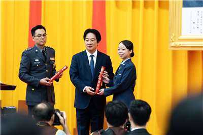 Presiden Lai Ching-te pada hari Selasa ini (30/6) memimpin upacara wisuda akademi militer 3 angkatan bersenjata, dan memberi penghargaan kepada perwakilan lulusan. (Foto: Rti)