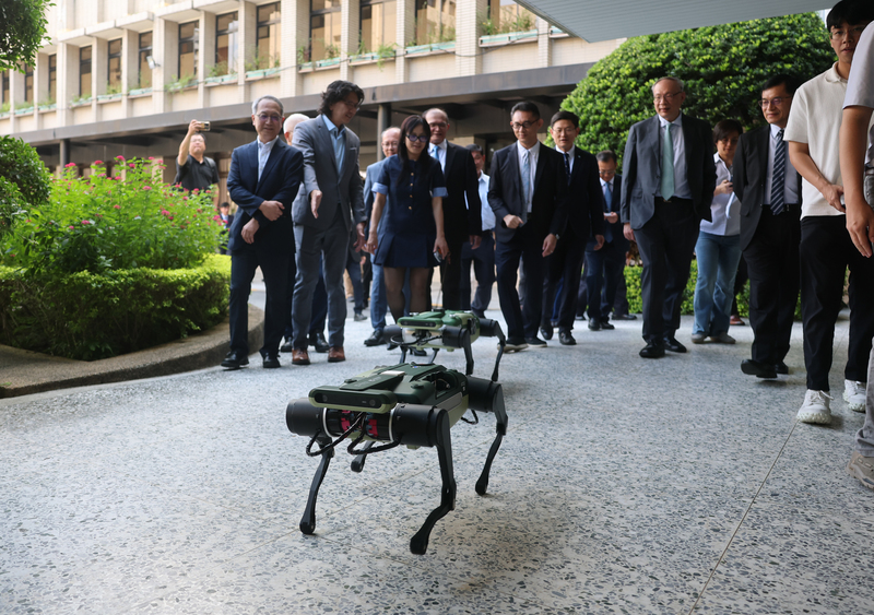 Robot Berkaki Empat Buatan Taiwan Diluncurkan, Uji Coba Pengintaian Lokasi Kebakaran Pertama Berjalan Sukses (foto: CNA)