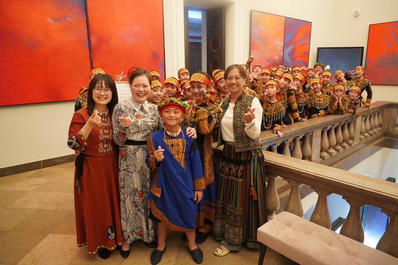 Kepala Kantor Perwakilan Taiwan di Lituania Cher Wang (王雪虹) bersama kelompok Paduan Suara Anak YouWuWei dan Puzangalan Taiwan. (Foto: CNA)