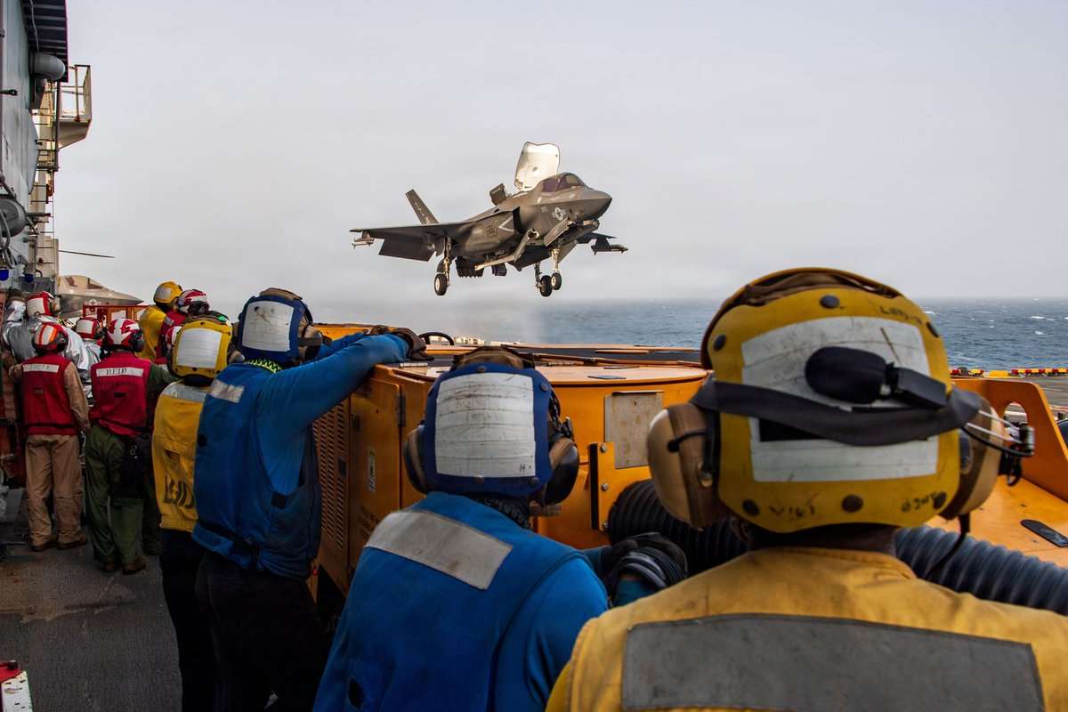 Komando Sentral AS memblokade Selat Hormuz terharp Iran, kapal perang amfibi USS Boxer (LHD-4) dikerahkan mendukung operasi penerbangan di Laut Arab. (foto: X@CENTCOM)