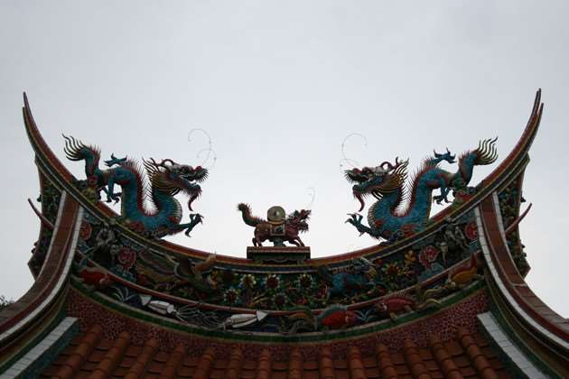 Ornamen naga pada atap Kuil Longshan di Kota Taipei. (Foto: Website Kuil Longshan)