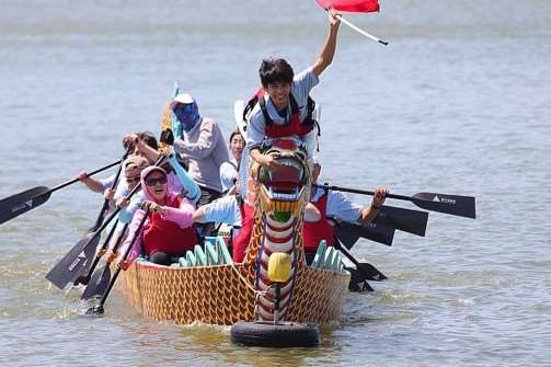 Perlombaan perahu naga adalah salah satu kegiatan tradisional utama pada Festival Perahu Naga. (Foto: CNA)