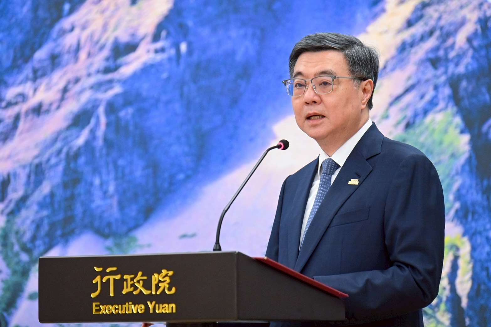 Perdana Menteri Cho Jung-tai menyampaikan, 39 tahun yang lalu, Taiwan keluar dari periode darurat militer selama 38 tahun. Kebebasan akhirnya menaklukkan rasa takut, jajaran Yuan Eksekutif akan terus menjaga demokrasi, supremasi hukum, dan kebebasan, menjaga keamanan dan kemakmuran nasional, sehingga masyarakat dapat hidup damai dan dengan berani mengejar impian mereka. (foto: Yuan Eksekutif)