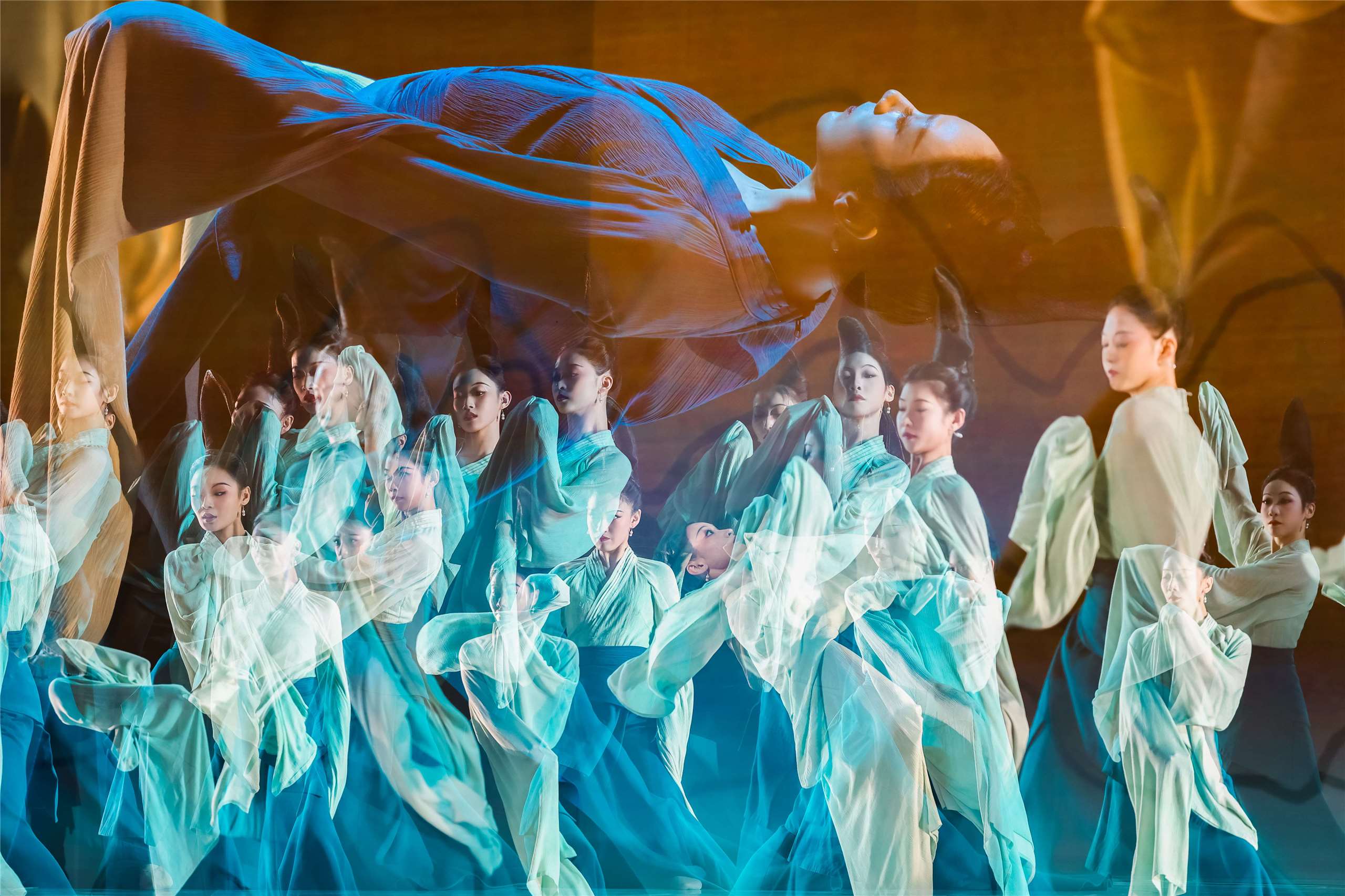Thousand Li of Rivers and Mountains , sebuah lukisan mahakarya legendaris warisan seribu tahun karya pelukis jenius muda dari Dinasti Song Utara, Wang Xi-meng, diangkat ke atas panggung melalui pertunjukan Zhi Ci Qing Lü (只此青綠)（好滿意音樂有限公司提供）