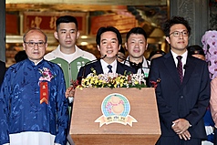 Presiden Lai Ching-te menghadiri kegiatan di Kuil Chih Nan(2/7), turut didampingi oleh Wali Kota Taipei Chiang Wan-an dan  kandidat Wali Kota Taipei dari partai DPP, Puma Shen.  (foto: CNA)