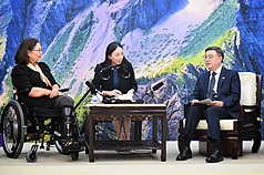 Kunjungan senat AS, PM Cho Jung-tai bertemu dengan Senator AS Tammy Duckworth. (foto: Yuan Eksekutif)