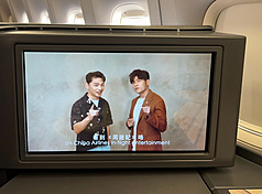 Acara realitas “J-Style Trip 3” akan tayang perdana secara eksklusif pada bulan September, penyanyi Jay Chou dan A-ken menyapa para penumpang. (foto: China Airlines)