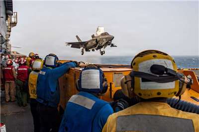Komando Sentral AS memblokade Selat Hormuz terharp Iran, kapal perang amfibi USS Boxer (LHD-4) dikerahkan mendukung operasi penerbangan di Laut Arab. (foto: X@CENTCOM)