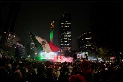 Kementerian  Kesehatan Meksiko (1/7) menyampaikan  ada 3 warga meninggal karena sesak napas, dalam ajang perayaan kemenangan timnas Meksiko di jalan sekitar Angel of Independence. (foto: Reuters)