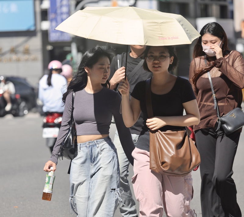Taifun Dolphin Mengancam Perairan Utara Taiwan, Gelombang Panas 38C Membayangi (Foto:CNA)