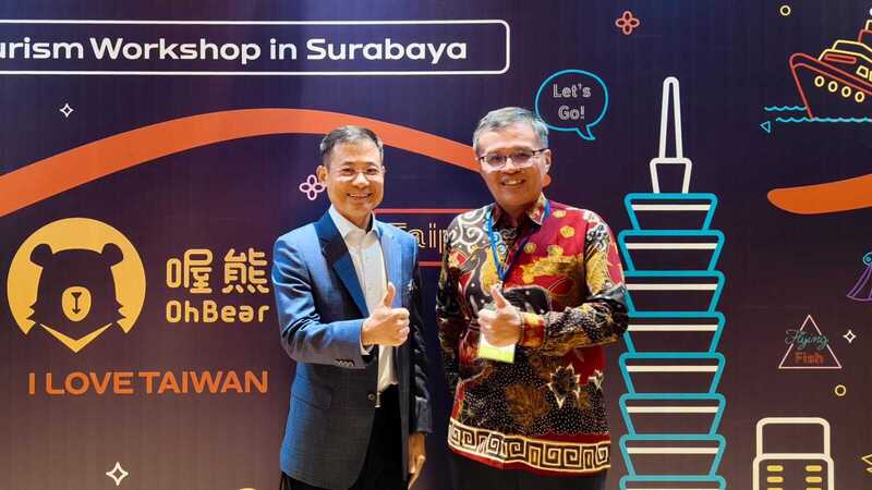Kepala Kantor Perwakilan Taiwan (TETO) di Surabaya, Lin Wen-chun (kiri) dan Direktur Kantor Layanan Pariwisata Taiwan di Jakarta, Abe Chou (kanan) dalam pameran promosi pariwisata Taiwan di Surabaya. (Foto: CNA)