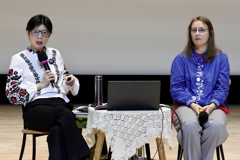 Seminar terakhir serial “Bunga Kebebasan” dengan tema “Bunga Kebebasan di Tengah Kobaran Api Perang Ukraina”, mengundang Chairperson Rti Cheryl Lai (kiri) dan CEO Asosiasi Persahabatan Ukraina Formosa Kulish Olha (kanan), mengungkapkan lebih banyak kisah nyata Ukraina. (Foto: CNA)