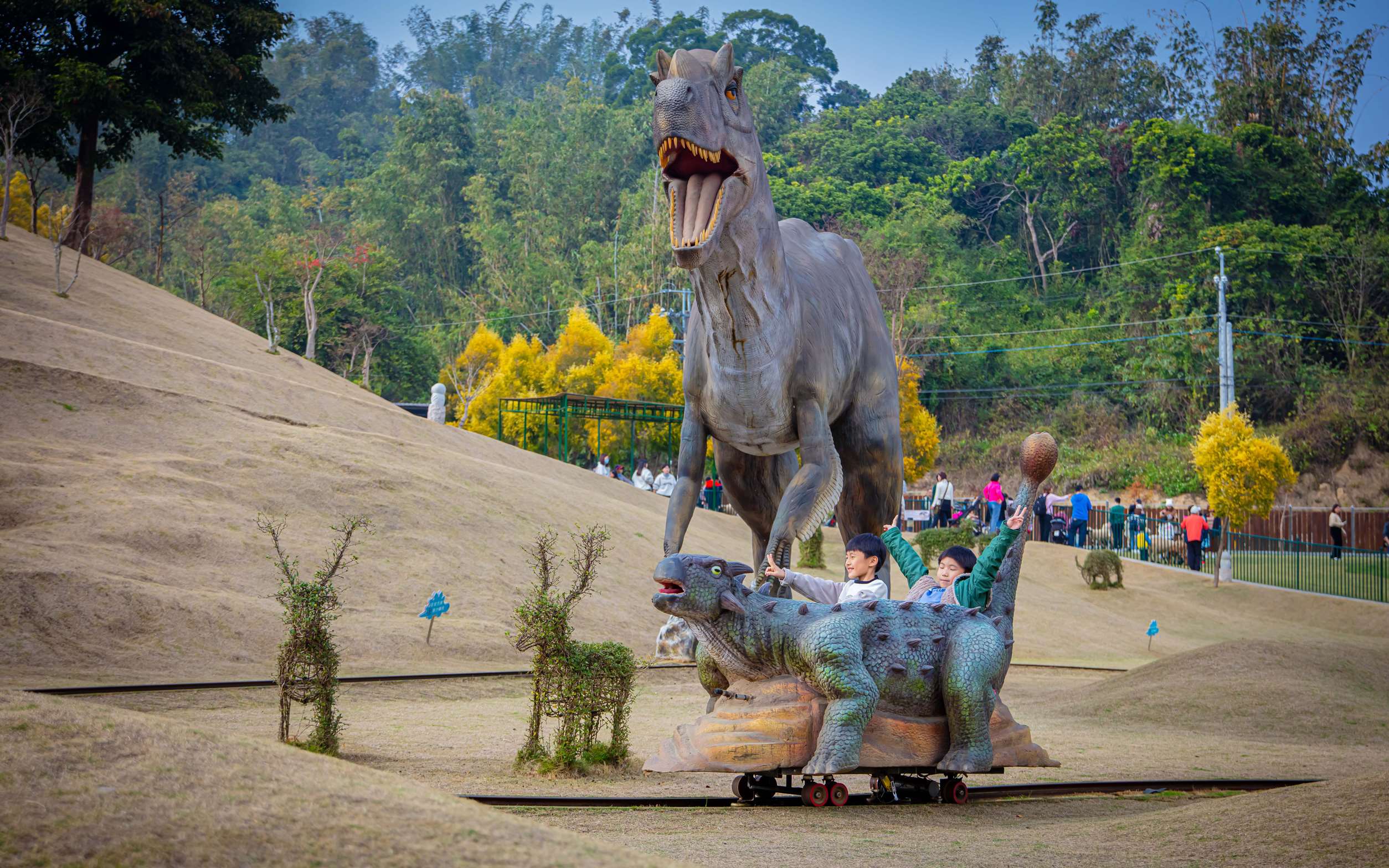 kereta dinosaurus (foto: Jojozoo Park「九九峰動物樂園」)