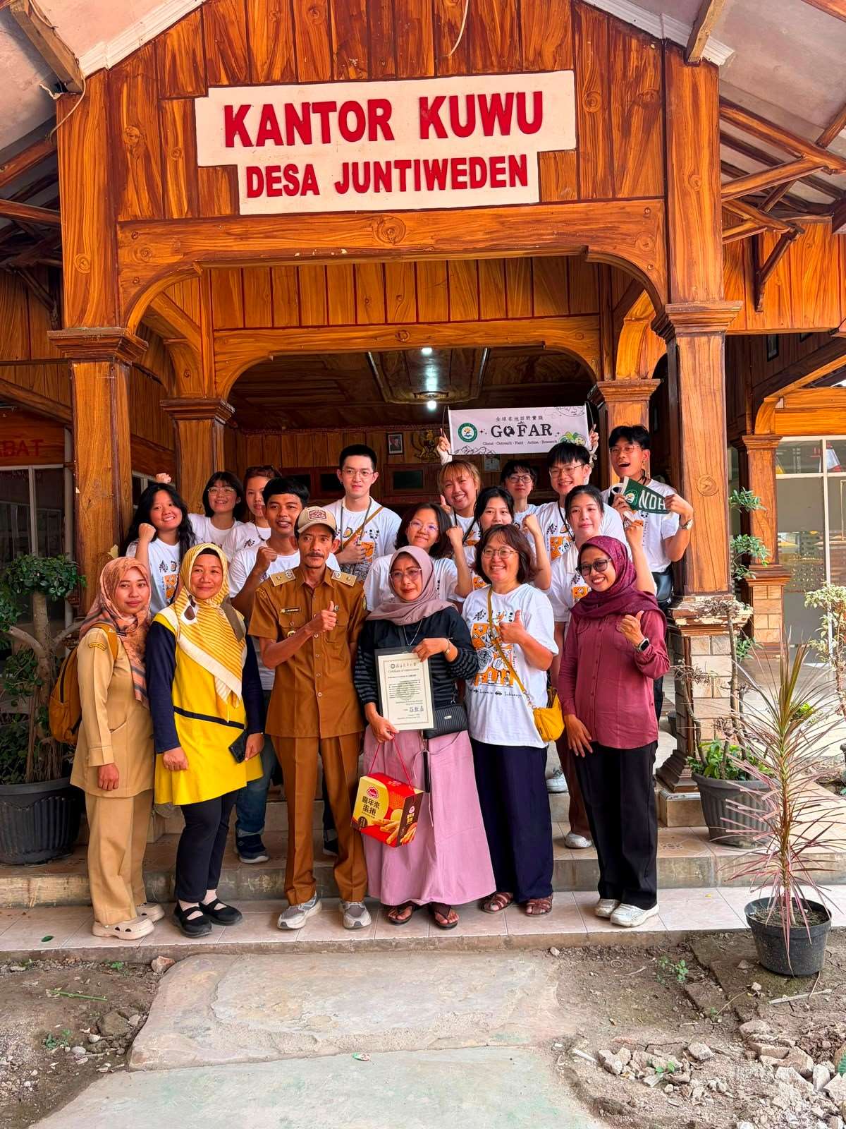 Sebanyak 14 mahasiswa National Dong Hwa University (NDHU), Hualien, Taiwan menjalani kegiatan pengabdian masyarakat di Desa Juntiweden, Kecamatan Juntinyuat, Kabupaten Indramayu, Jawa Barat