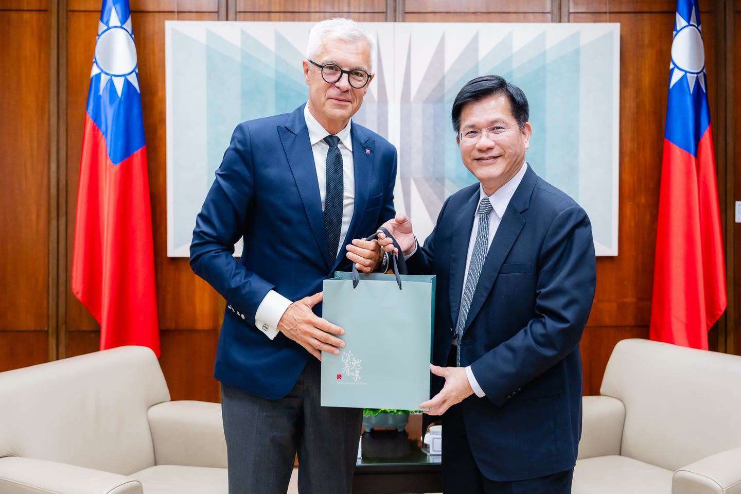 Menlu LIn Chia-lung bertemu dengan mantan Menteri Luar Negeri Slovakia, Ivan Korcok (foto: tangkapan layar FB Lin Chia-lung)