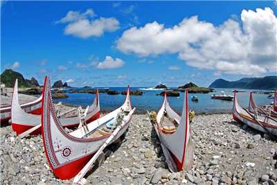 perahu kayu suku Tao (foto: https://www.taiwan.net.tw)