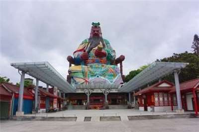 Guan Yu (關羽), seorang jenderal dari akhir Dinasti Han Timur dan Zaman Tiga Kerajaan pada abad ke-2 hingga ke-3 Masehi, adalah dewa paling terkenal dalam kepercayaan masyarakat Tionghoa yang diangkat dari tokoh sejarah terkenal. Dalam foto adalah patung raksasa Guan Yu setinggi 36 meter di Kuil Putian di Guqifeng, Kota Hsinchu. (Foto: Wikipedia)