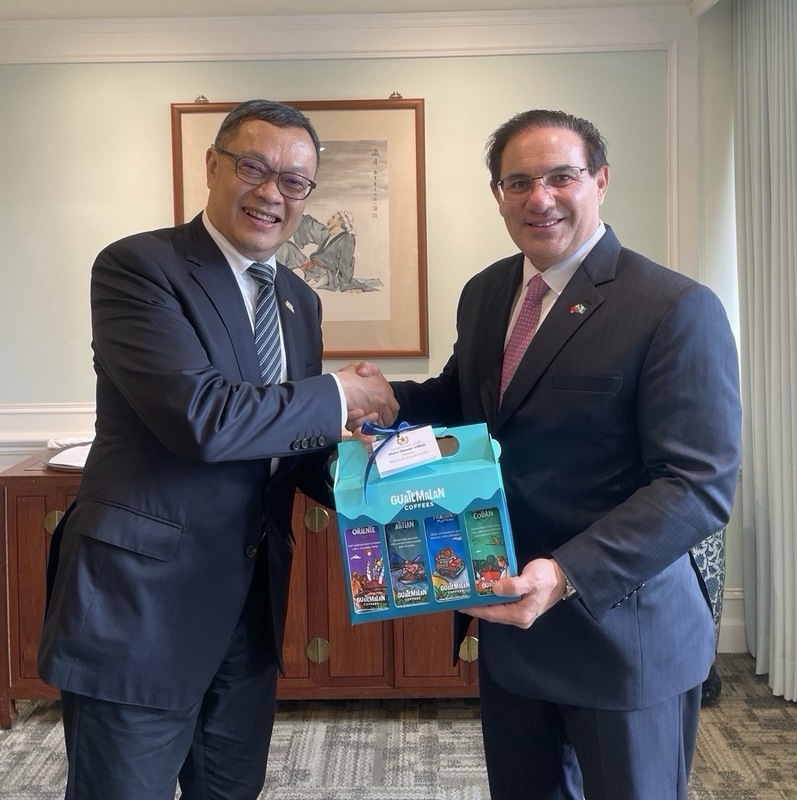 Wamenlu Chen Ming-chi menerima kunjungan delegasi Guatemala yang dipimpin oleh Mendagri Guatemala, Marco Antonio Villeda Sandoval (foto: MOFA)