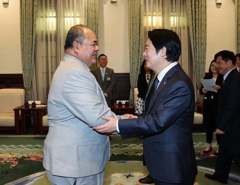 Delegasi Tuvalu dipimpin Menteri Luar Negeri, Ketenagakerjaan dan Perdagangan, Hon Paulson Panapa (kiri) bertemu dengan Presiden Lai Ching-te (kanan). (Foto: CNA)