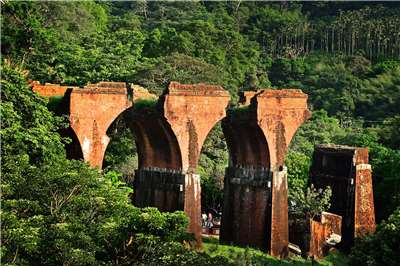 Jembatan putus Lungteng di Desa Sanyi, Kabupaten Miaoli (foto: wikipedia)