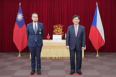 Menlu Lin Chia-lung menyerahkan “Grand Medal of Diplomacy (Medali Agung Diplomatik Khusus)” kepada  Kepala Kantor Perwakilan Ceko di Taipei, David Steinke sebagai bentuk apresiasi atas kontribusinya membina hubungan Taiwan-Ceko. (foto: MOFA)