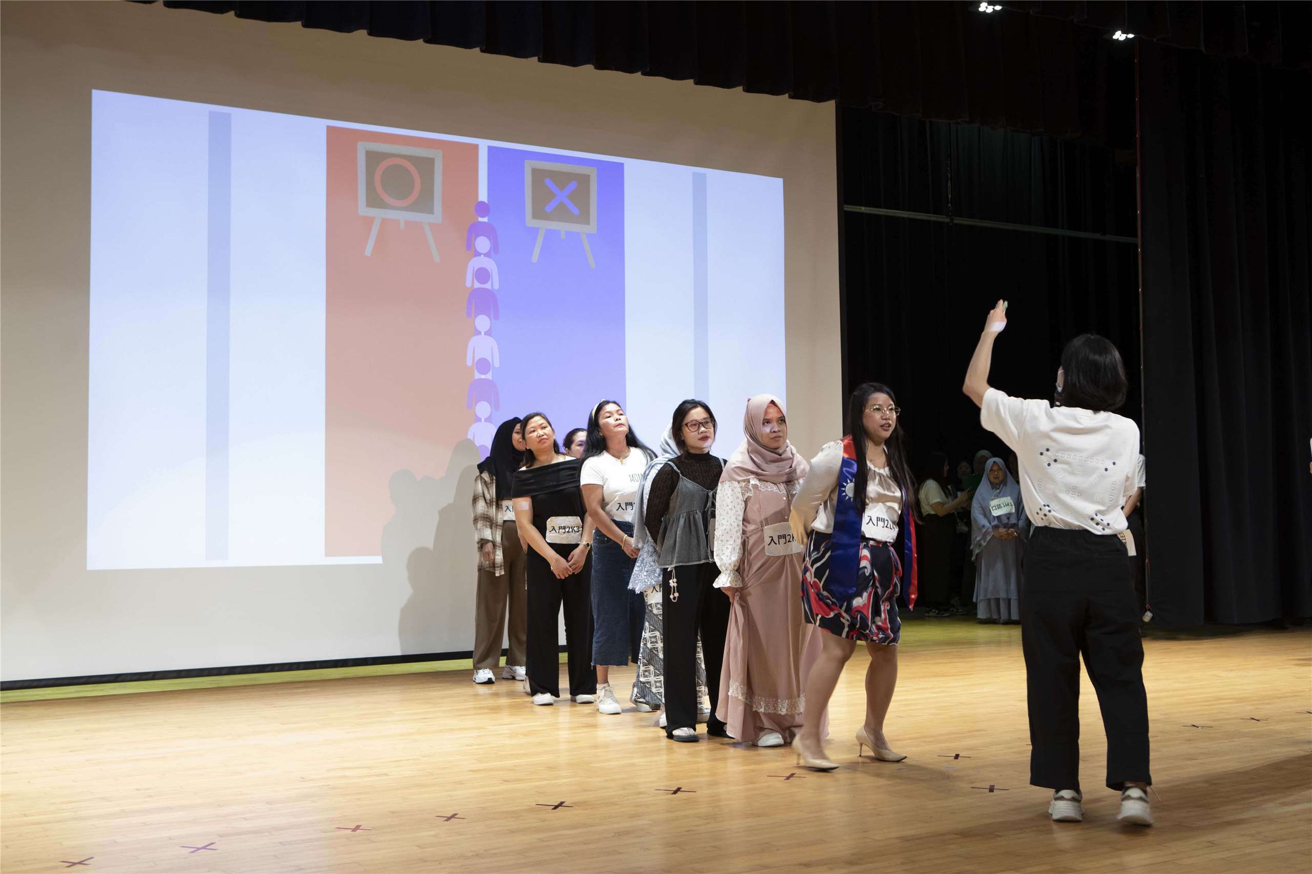 dalam acara kelulusan diseling dengan kompetisi  Bahasa Mandarin, peserta antusias ikut serta dalam kompetisi ini. (foto:Kantor Rekonstruksi dan Pemanfaatan Tenaga Kerja Kota Taipei )