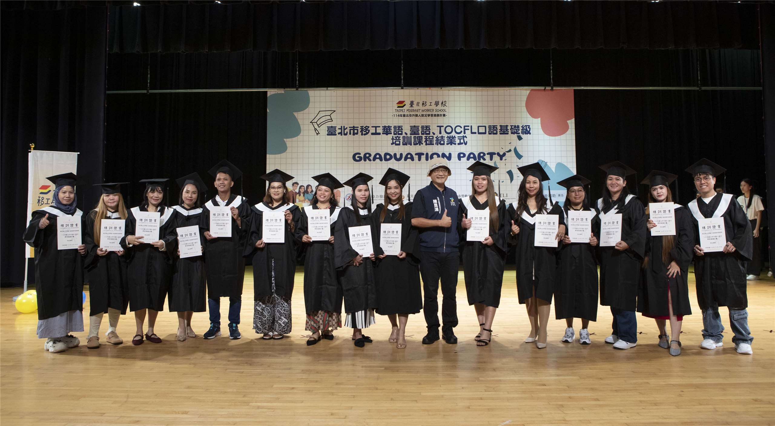 Direktur Kantor Rekonstruksi dan Pemanfaatan Tenaga Kerja Kota Taipei Chen Kun-hung menyerahkan sertifikat kelulusan (foto: website Kantor Rekonstruksi dan Pemanfaatan Tenaga Kerja Kota Taipei )