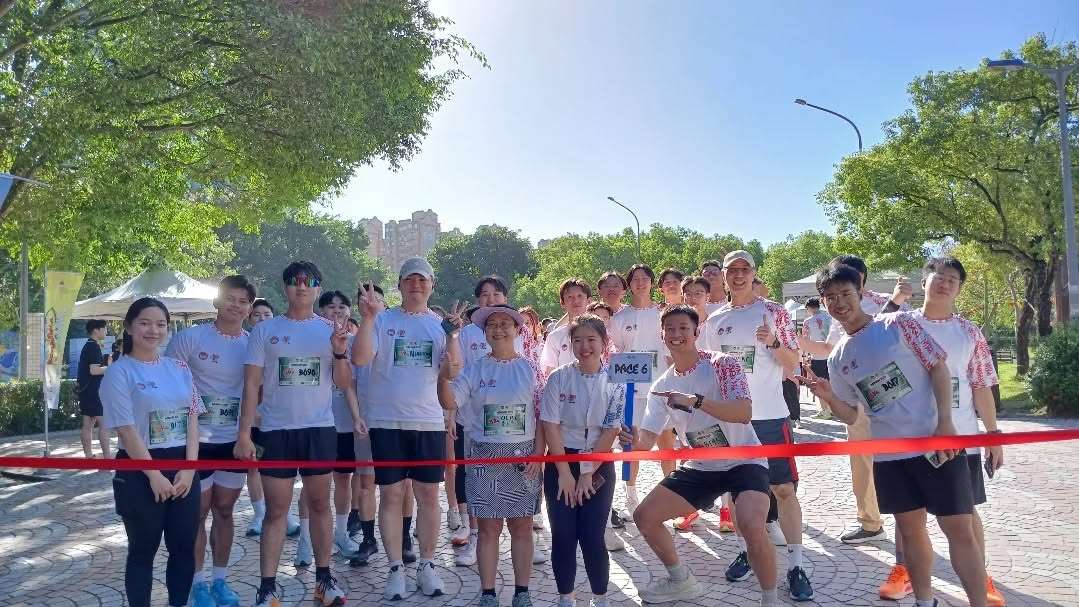 Kepala OCAC Hsu Chia-ching (tengah, berkacamata dan memakai topi) hadir dan mengikuti Perpirun 2025 di Taman Daan, Taipei.