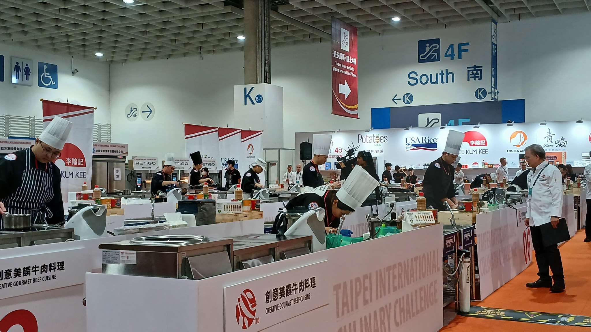 Para koki sedang berkompetisi dalam Taipei International Culinary Challenge 2025