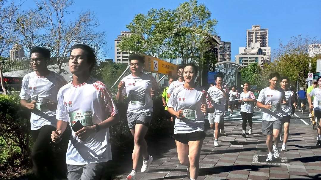 Para peserta saat berlari di Perpirun 2025 