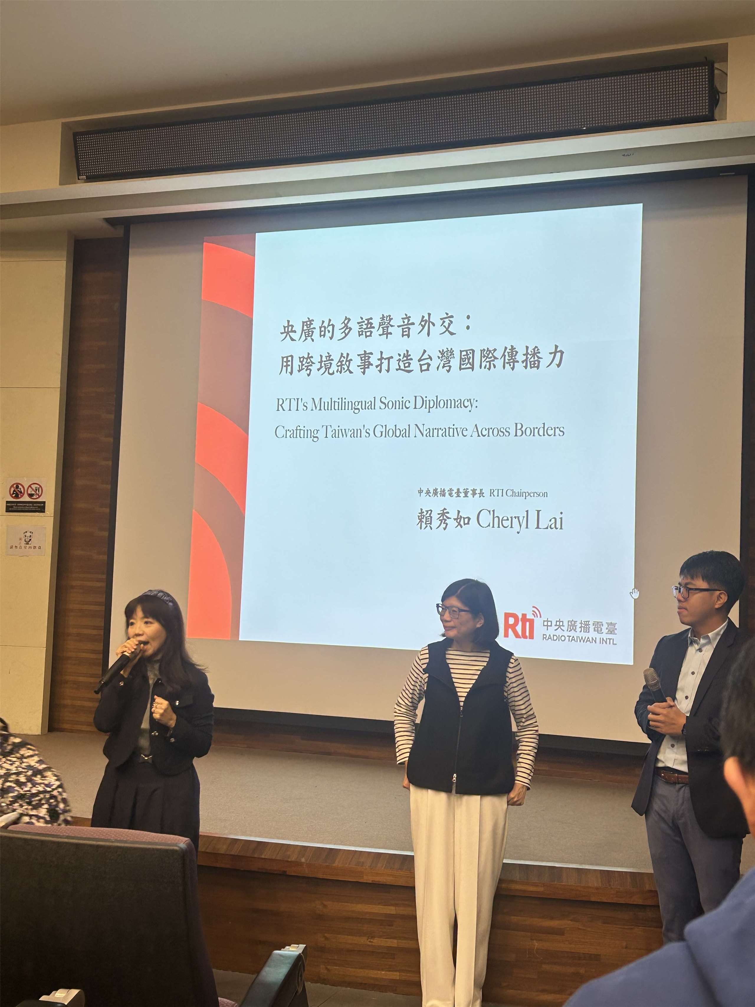 Chairperson Rti, Cheryl Lai (tengah) dan penyiar senior Rti, Weimin Tseng (kanan), dan dosen NTNU, Chuang Yin-C (kiri) saat mengisi kelas  Budaya Populer Taiwan (foto: Rita / NTNU)