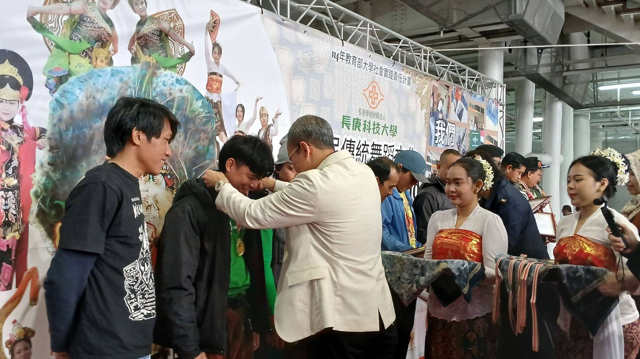 Pemberian medali dan sertifikat penghargaan untuk para PMI yang menjadi relawan.