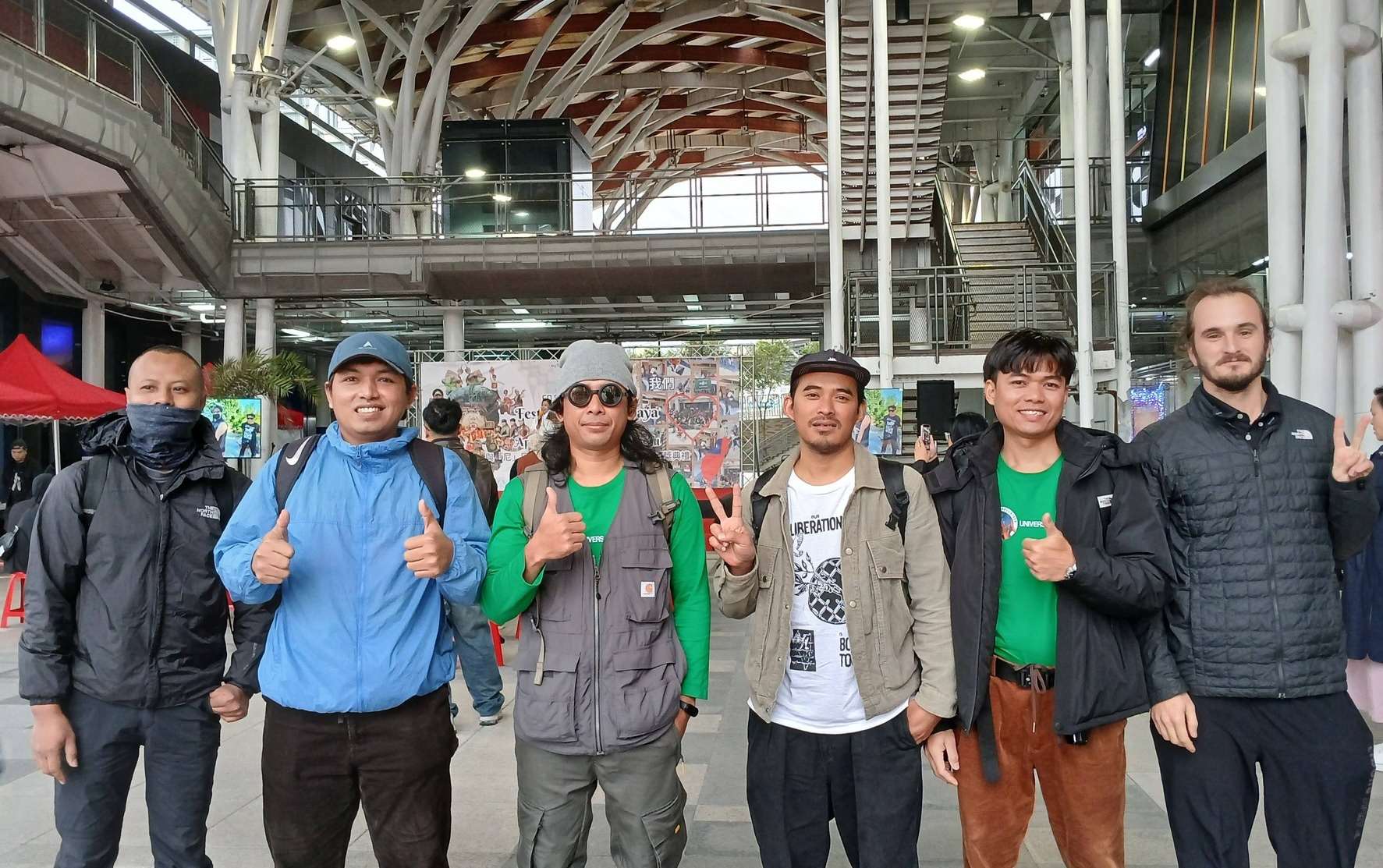 Beberapa relawan di Guangfu yang bekerja sukarela lintas negara