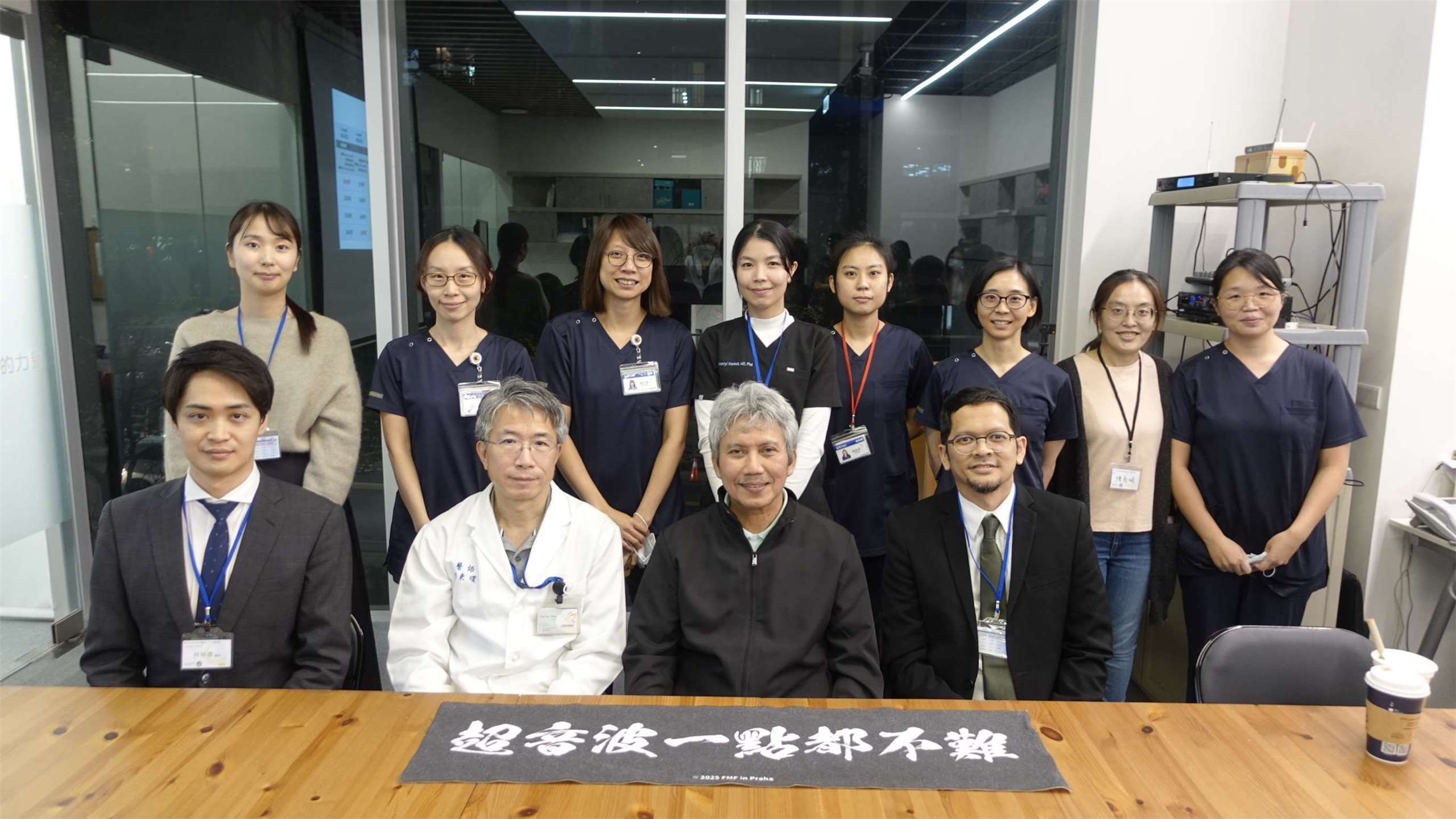 Direktur Taiwan Institute of Fetal Medicine (TIFM) Dr. Chang Tung-Yao  (張東曜) (depan, kedua dari kiri) bersama para dokter dari berbagai negara Asia, termasuk Indonesia (foto: Meryl / TMU)