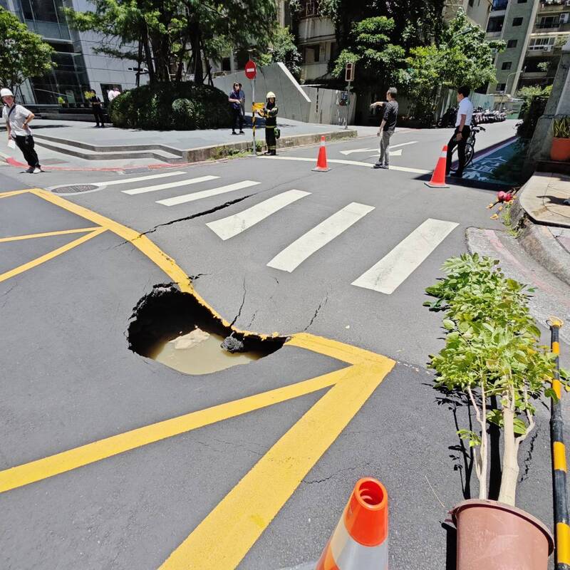 LG
北市松山區路面現2公尺坑洞 警消管制
台北市松山區長春路和慶城街46巷交叉路口1日發生
路面下陷，警消獲報後派員到場，初步勘查約長2公
尺的坑洞，北市府新工處已派員到場了解相關狀況，
詳細原因待查。（翻攝畫面）中央社記者劉建邦傳真 
114年7月1日
