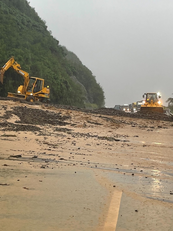 Jalan provinsi Nanhui, pada ruas jalan Daniao terputus karena longsor (Ditjen Bina Marga)