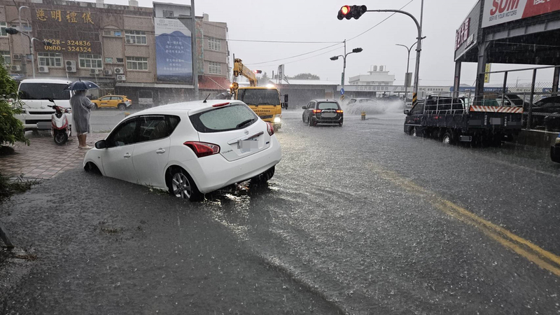 Banyak titik di kawasan Taitung yang mengalami genangan air dan banjir, mobil sedan terjebak dalam selokan. Hujan di Taitung tak kunjung reda, hingga pagi hari (21/7), curah hujan kumulatif Kota Taitung mencapai 170 mm. (foto: warga)