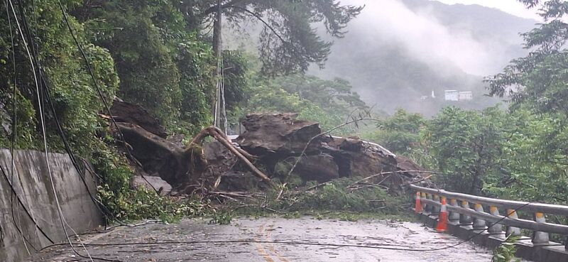 Ruas jalan provinsi Nanheng Tai-20 KM 186 pukul 07:00 (21/7) terjadi longsor, mengakibatkan jalan terblokir. (foto: Chiu Yan-hung邱彥紘