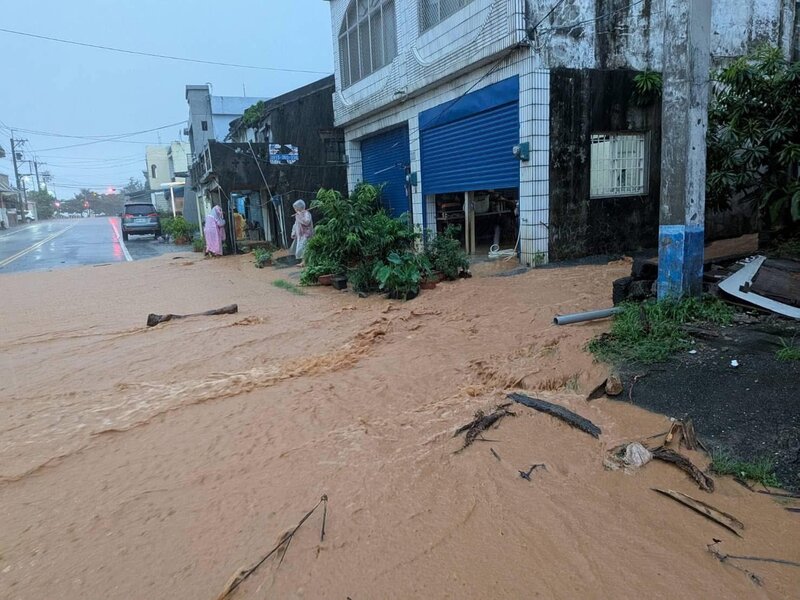 Hujan di Taitung tak kunjung reda, banyak titik di kawasan Taitung yang mengalami genangan air dan banjir. (foto:warga)