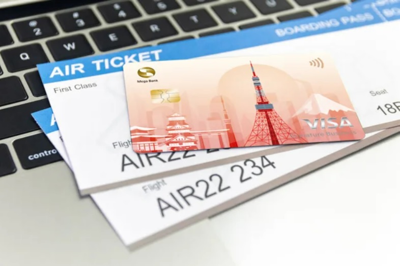 Ilustrasi tiket pesawat dan kartu kredit (foto: Mega Bank)