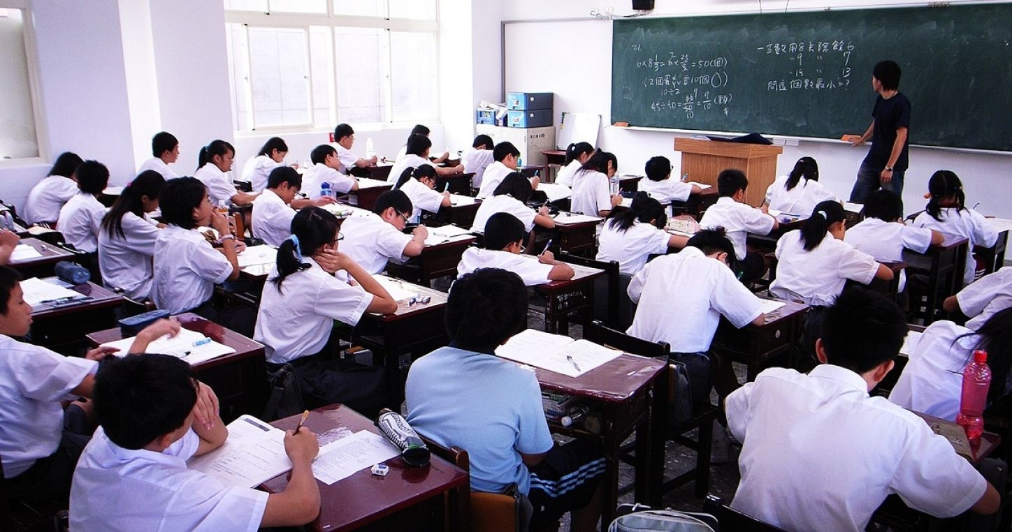 Ilustrasi guru mengajar di kelas (foto: Education International)