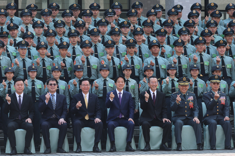 PD
賴總統出席三軍士官聯合開學典禮（2）
總統賴清德（前排中）12日上午前往陸軍專科學校出
席114年三軍士官聯合開學典禮，並依序與三軍各分
校新生合影。圖為賴總統與陸軍專科學校學生合影時
比出手指愛心。
中央社記者趙世勳攝　114年9月12日
