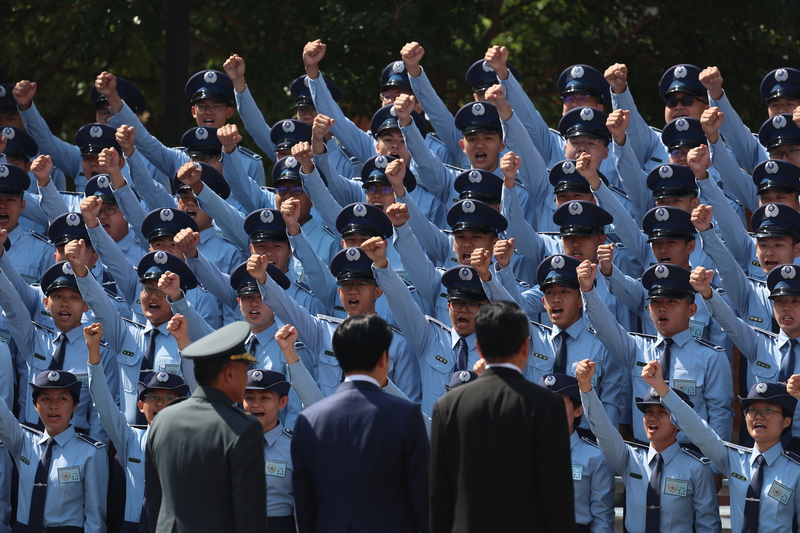 PD
賴總統與空軍航空技術學院新生合影（1）
總統賴清德12日上午前往陸軍專科學校出席114年三
軍士官聯合開學典禮，並與空軍航空技術學院新生合
影，圖為學生熱情喊口號迎接賴總統。
中央社記者趙世勳攝　114年9月12日
